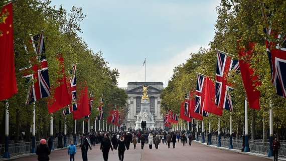  英国应如何周旋于中美之间？