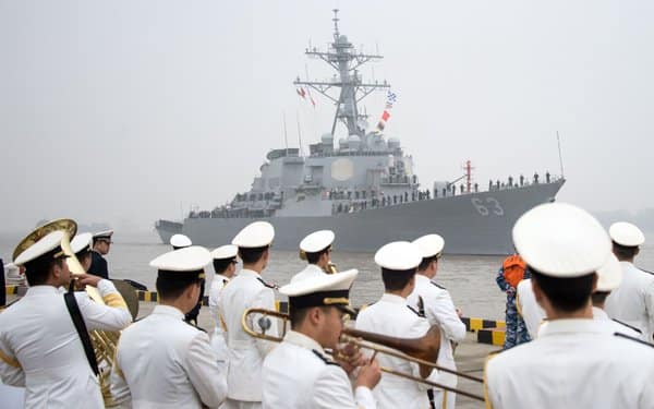  美国军舰锚泊上海，友好访问为期一周