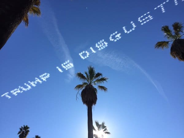  美国富豪标语打到天上：美国很伟大，特朗普真恶心